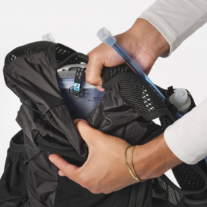 Salomon Rucksack ACTIVE SKIN 12 SET - SCHWARZ/METALL