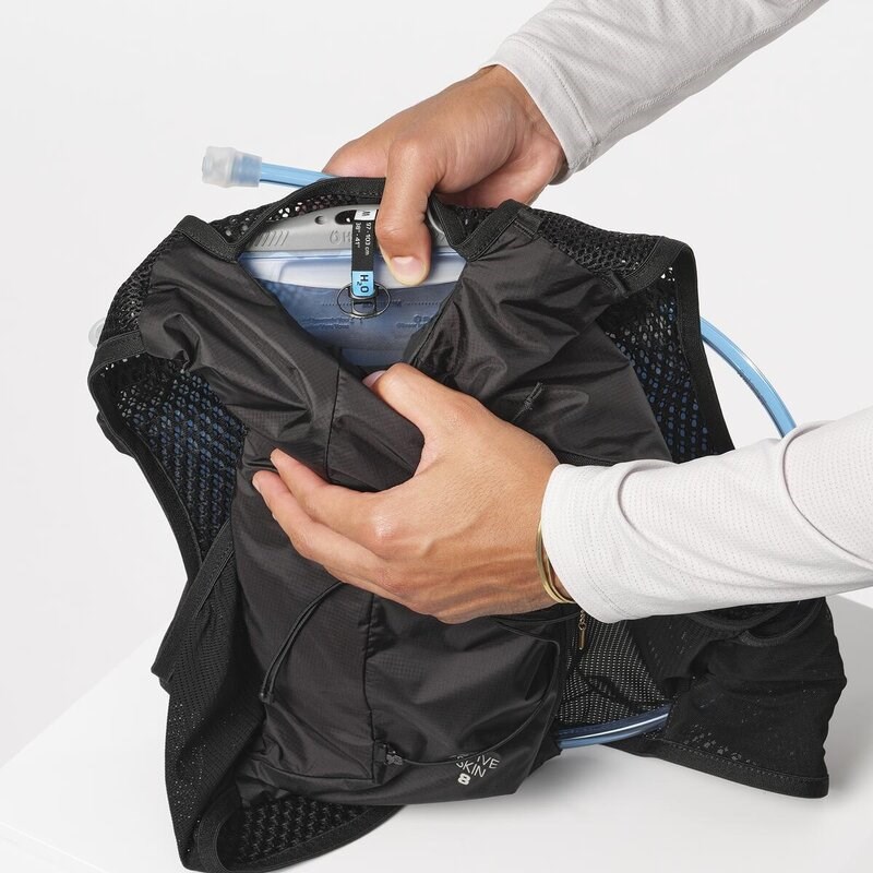 Salomon Rucksack ACTIVE SKIN 8 SET - SCHWARZ / METALL